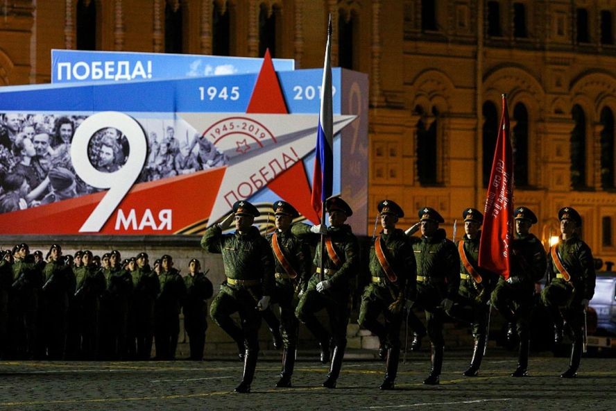 當地時間5月4日，莫斯科紅場舉行衛國戰爭勝利74週年閱兵式第二次夜間彩排，演練9日閱兵主要過程，共有35個方陣約1.3萬人參加，裝備總數超130輛。（圖源：互聯網）