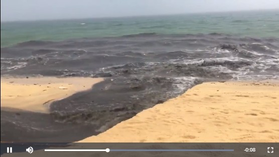 富國島的漆黑污水直排大海的畫面。（圖源：視頻截圖）