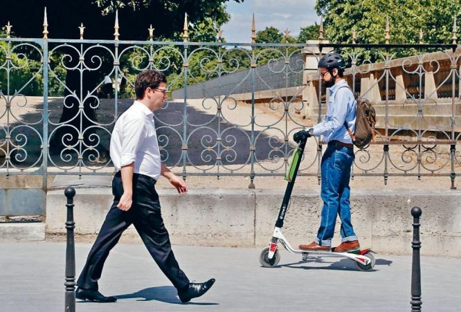 法國９月起將禁止電動踏板車上人行道。（圖源：AFP）