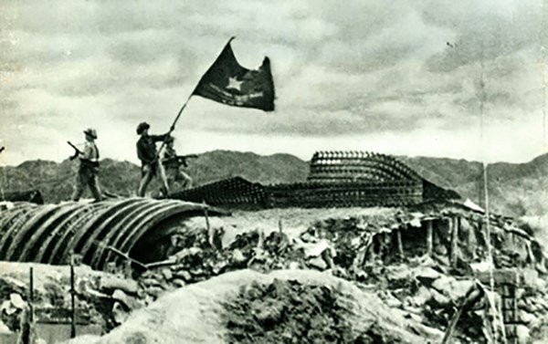 經過56晝夜連續戰鬥，1954年5月7日下午，越南軍隊的“決戰決勝”旗幟在卡斯特里 隧道上飄揚。奠邊府戰役已全勝。（圖源：互聯網）