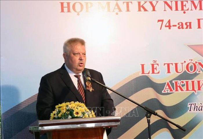 俄羅斯駐本市總領事Aleksei Vladimirovich Popov在紀念會上致詞。（圖源：越通社）