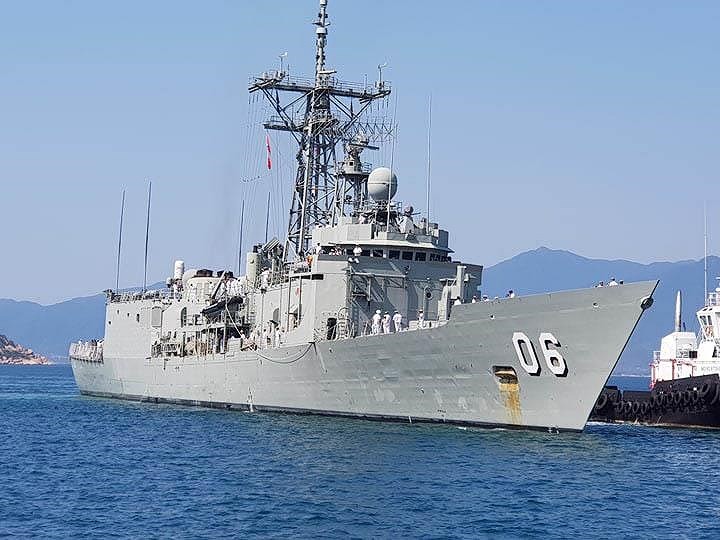“紐卡斯爾”號澳大利亞皇家海軍軍艦駛進金蘭國際港。（圖源：晉祿）