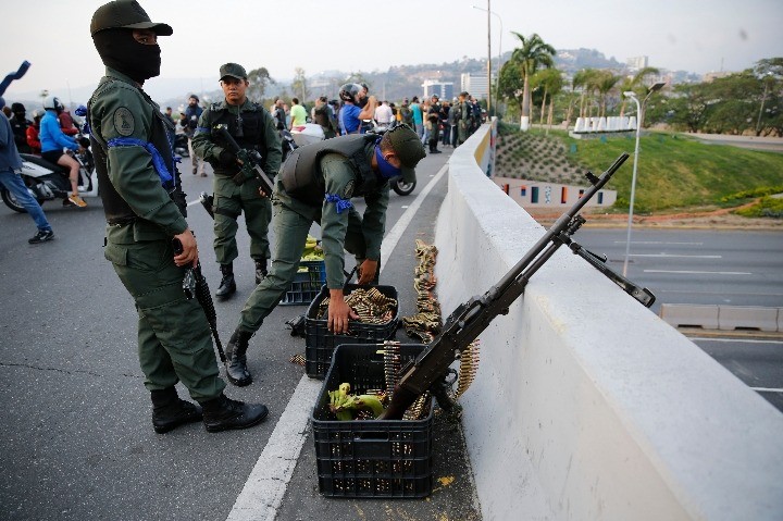 4月30日，在委內瑞拉加拉加斯，士兵在拉卡洛塔空軍基地附近就位。（圖源：新華社/AP）