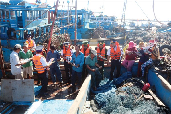 海警力量向漁民宣傳有關海上捕撈的法律規定。（圖源：PV）