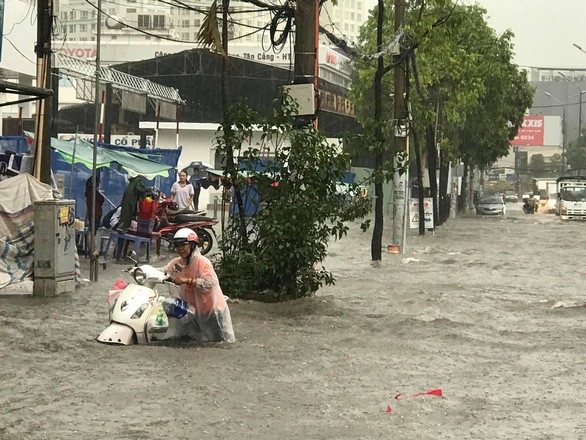 平盛郡阮友景街多路段受淹30釐米，個別地方50釐米。（圖源：黎潘）