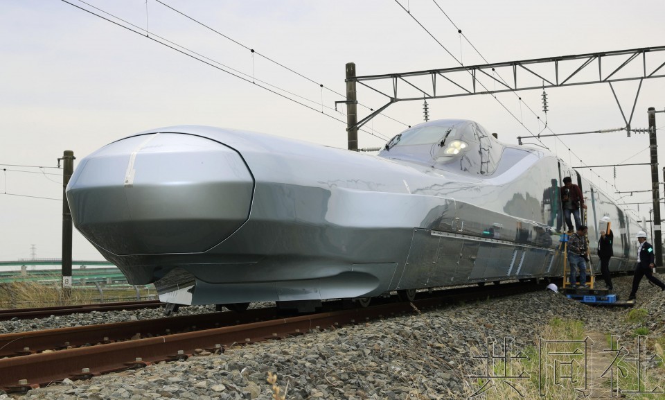 東日本鐵路公司(JR東日本)在宮城縣利府町的新幹線綜合車輛中心向媒體展示了本月完成的面向新一代新幹線開發的新型試驗車輛“ALFA-X”。（圖源：共同社）