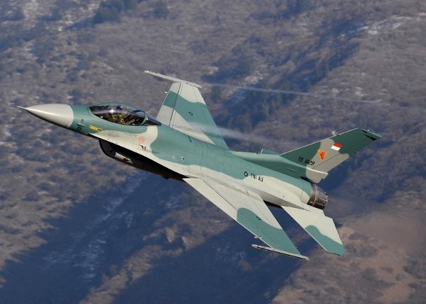 F-16在凌晨出動低飛。（圖源：互聯網）
