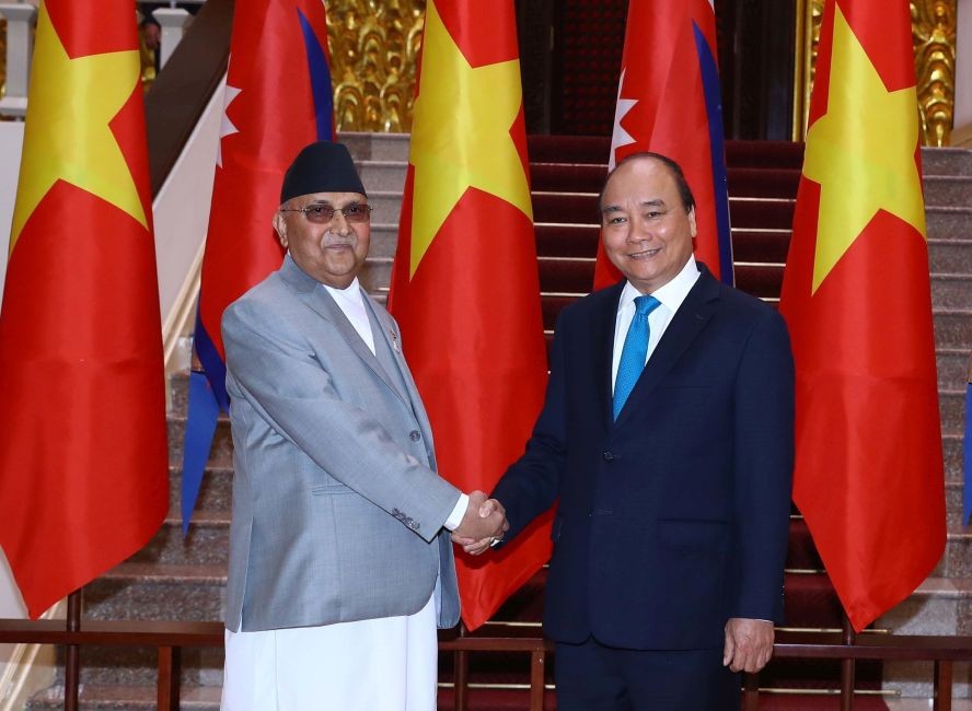 阮春福總理（右）與尼泊爾總理卡德加‧普拉薩德‧奧利舉行會談。（圖源：越通社）