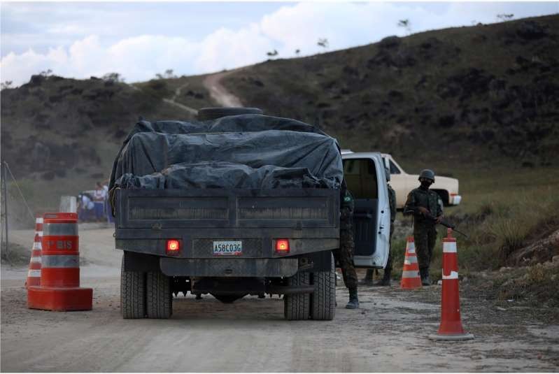 為爭取巴西支持，委國總統馬杜羅決定重啟委國與巴西邊界。圖為巴西軍方於邊界攔檢來自委國的車輛。（圖源：路透社）