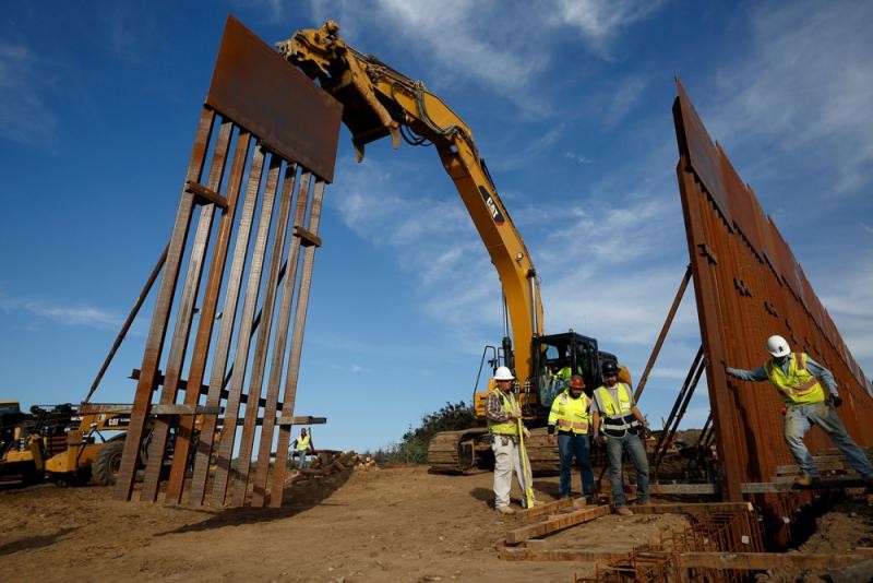 美國工人在美墨邊境建牆。（圖源：AP）