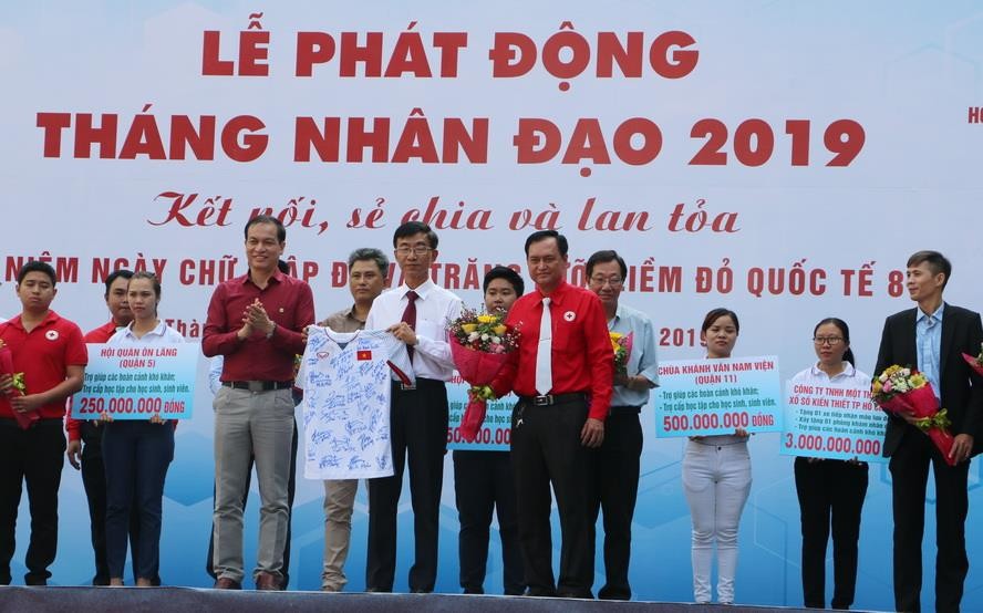 政府總理阮春福捐出的國家足球隊各成員 簽名Ｔ恤籌得 30 億元。