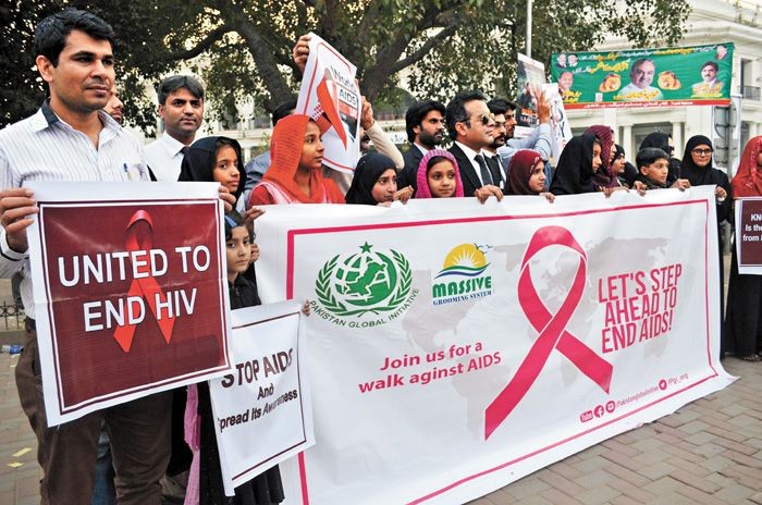 自2010年以來巴基斯坦愛滋病的感染率攀升，圖為當地民眾在參加倡導預防愛滋病的活動。（圖源：新華社）