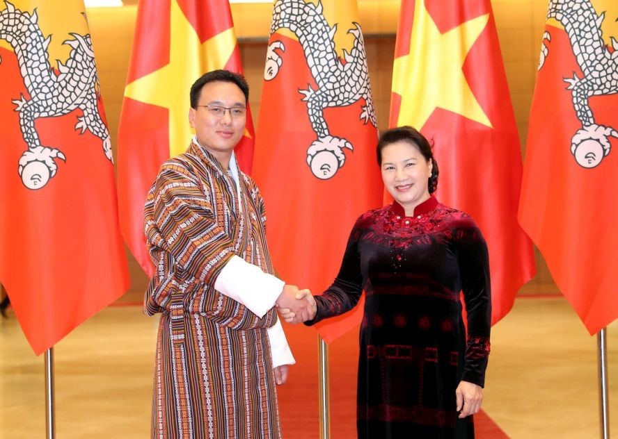 國會主席阮氏金銀(右)與不丹王國參議院議長扎西‧多爾吉舉行會談。（圖源：越通社）