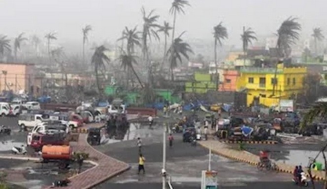 當地時間5月4日，印度東部奧里薩邦街頭仍遭風暴肆掠。（圖源：互聯網）