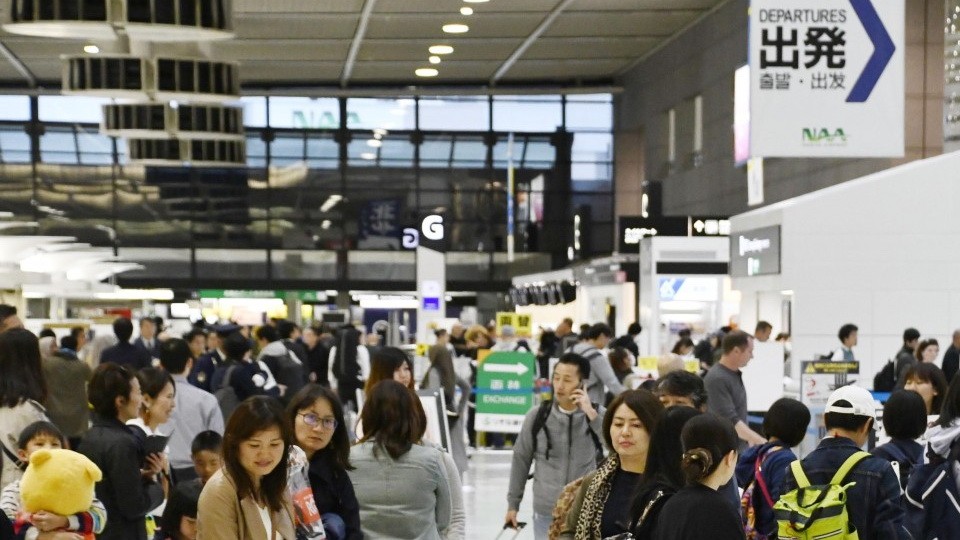 日本黃金周10天連假期間，成田機場出入境人次均突破6萬，創下1978年以來的單日最高紀錄。 （圖源：共同社）