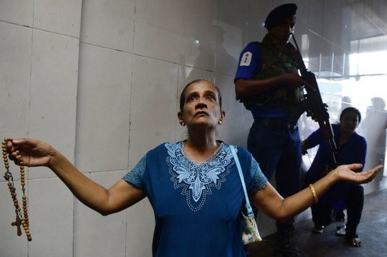 當地時間2019年5月7日，斯里蘭卡科倫坡，在復活節爆炸案中遇襲的聖安東尼教堂部分開放，人們可在警察嚴密守衛下進教堂禱告。（圖源：AFP）