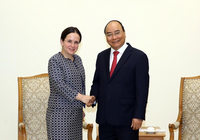 政府總理阮春福(右)接見羅馬尼亞外交部長、國務卿莫妮卡‧格奧爾基策。（圖源：越通社）