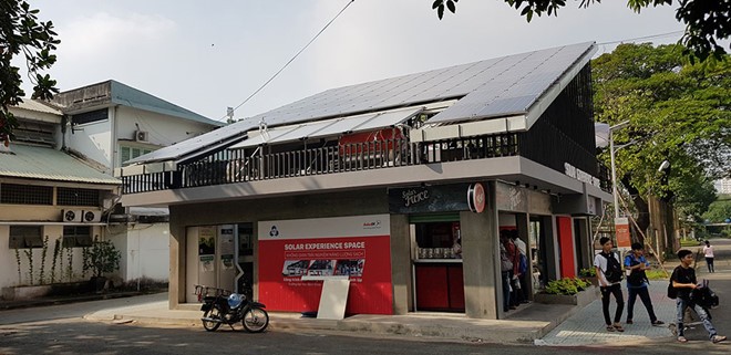 本市多個民戶已安裝屋頂太陽能板以發電。