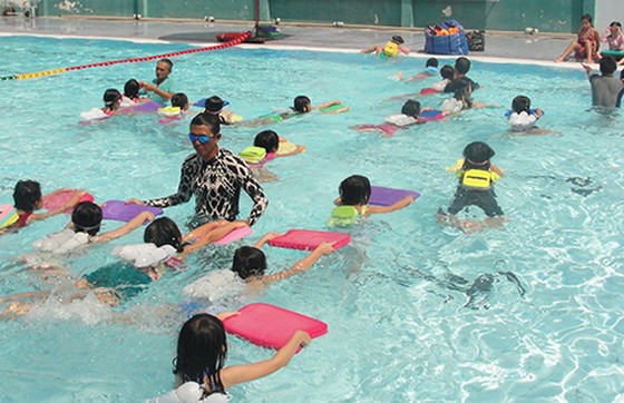 小學生練習游泳。（圖源：互聯網）