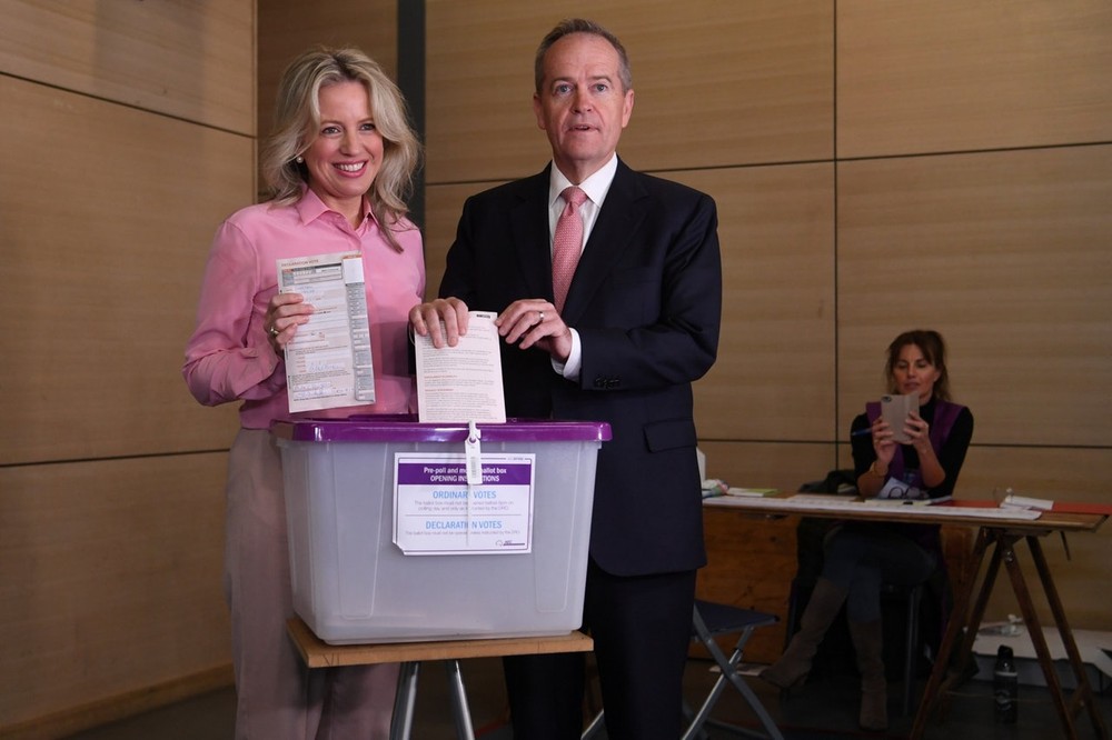 澳洲大選：工黨領袖肖滕（Bill Shorten，右）承認落敗，並會辭去黨魁一職。圖為他投票一刻。（圖源：路透社）