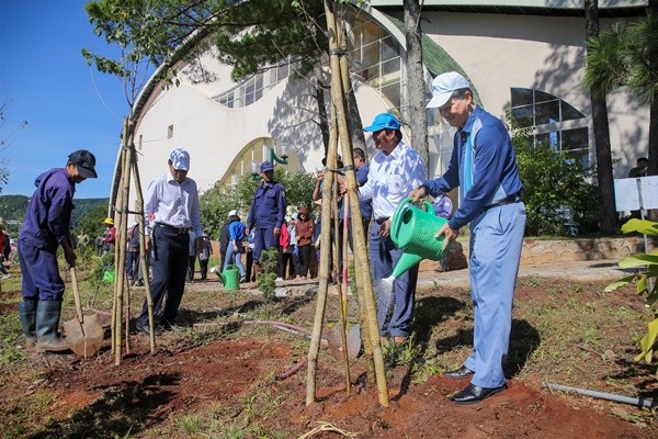 林同省領導人參加植林種樹活動。（圖源：林同報）