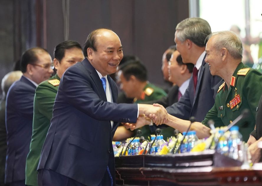 政府總理阮春福與各代表交流。（圖源：Chinhphu.vn）