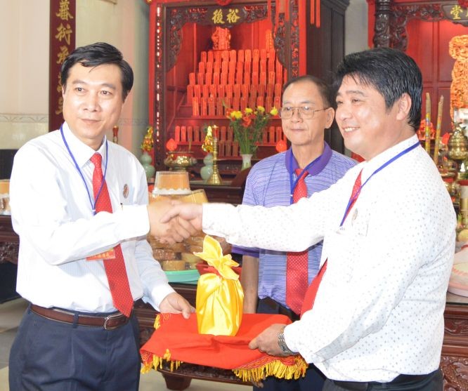 陳浩永理事長(左)接領上屆理 事長陳金泉移交的宗祠印章。