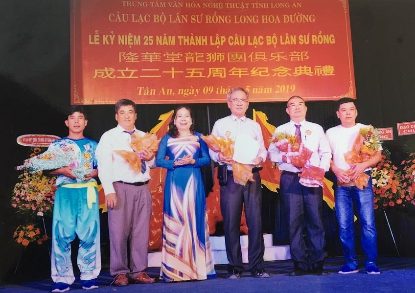 隆安省文體與旅遊廳副廳長阮氏水向隆華堂龍獅俱樂部頒贈獎狀以作鼓勵。