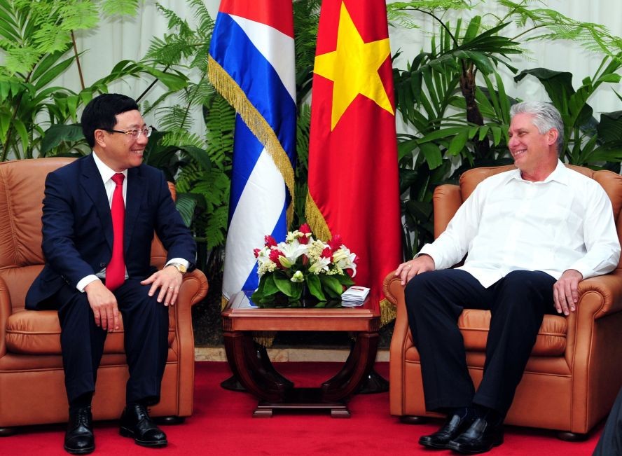 范平明副總理（左）與古巴國務委員會主席兼部長會議主席米格爾‧迪亞斯-卡內爾‧貝穆德斯舉行會晤。（圖源：越通社）