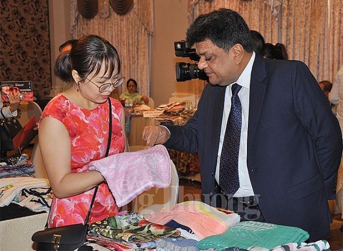 印度企業向越南夥伴推介絲綢產品。