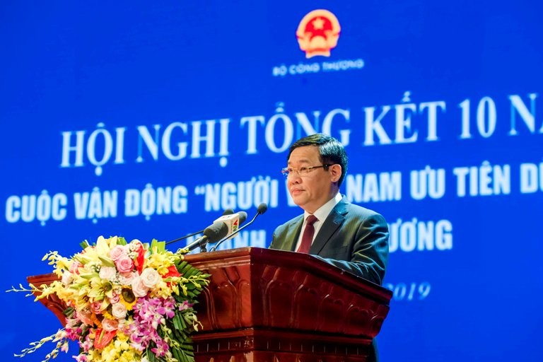 政府副總理王廷惠在10年落實“國人優先用國貨” 運動總結會議上發表講話。（圖源：工商部）