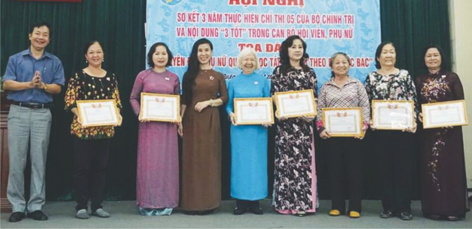 第五郡婦聯會向9個出色集體及7個人頒發獎項。