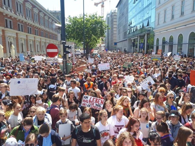 當地時間24日，歐洲議會選舉之際，數以百萬的氣候倡議青年在歐洲各國展開示威，籲採取行動對抗全球變暖。（圖源：互聯網）
