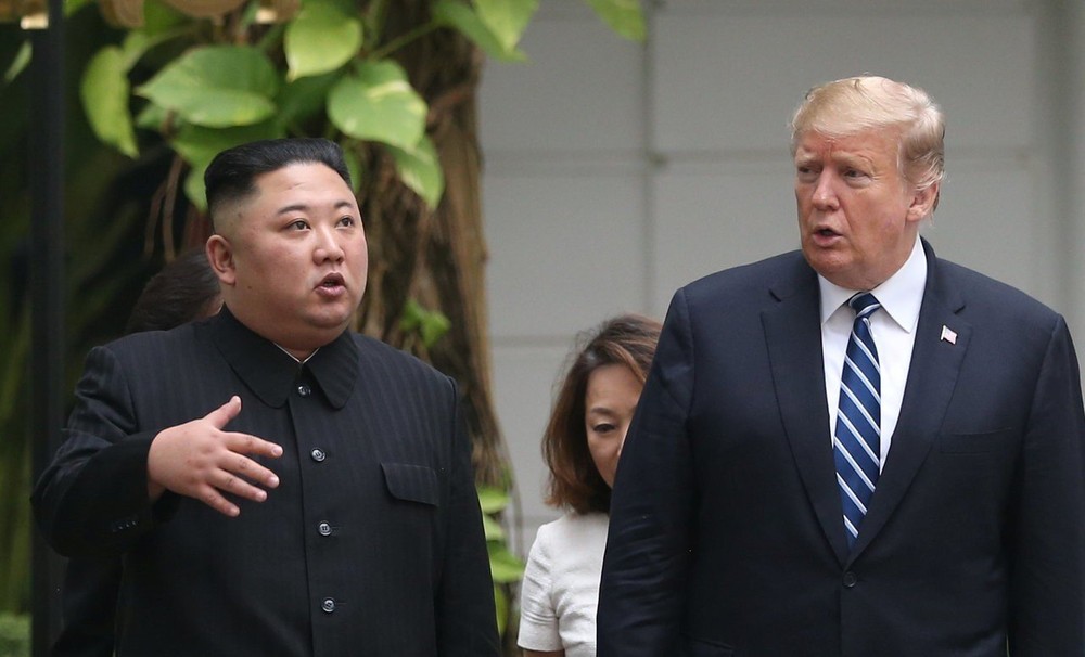 美國總統特朗（右）與朝鮮領導人金正恩（左）2月28日在河內舉行會談。（圖源：路透社）