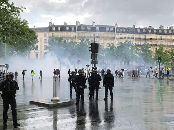 法“黃馬甲”示威人數不斷下降。圖為示威者在巴黎的共和國廣場與警方發生衝突。（圖源：互聯網）