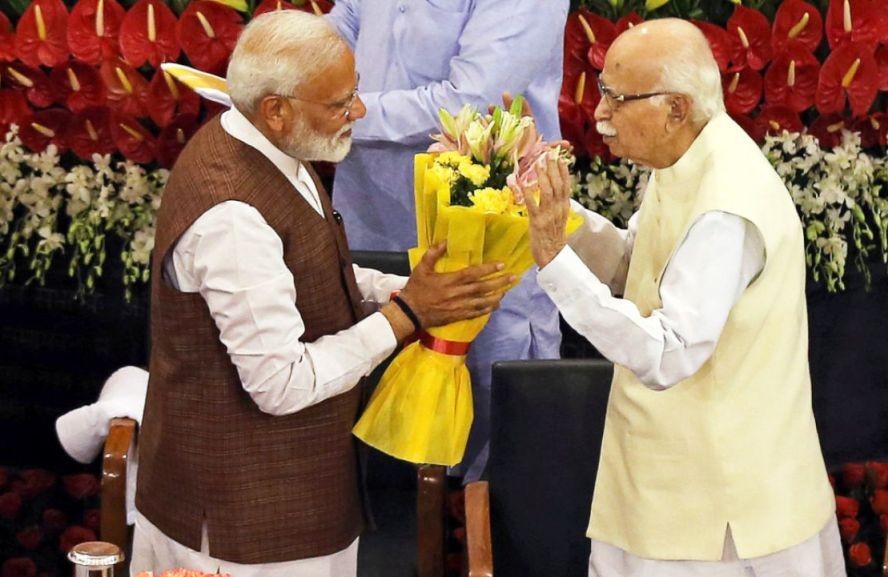 印度總統科溫德（右）25日正式任命莫迪（左）為新總理。（圖源：互聯網）