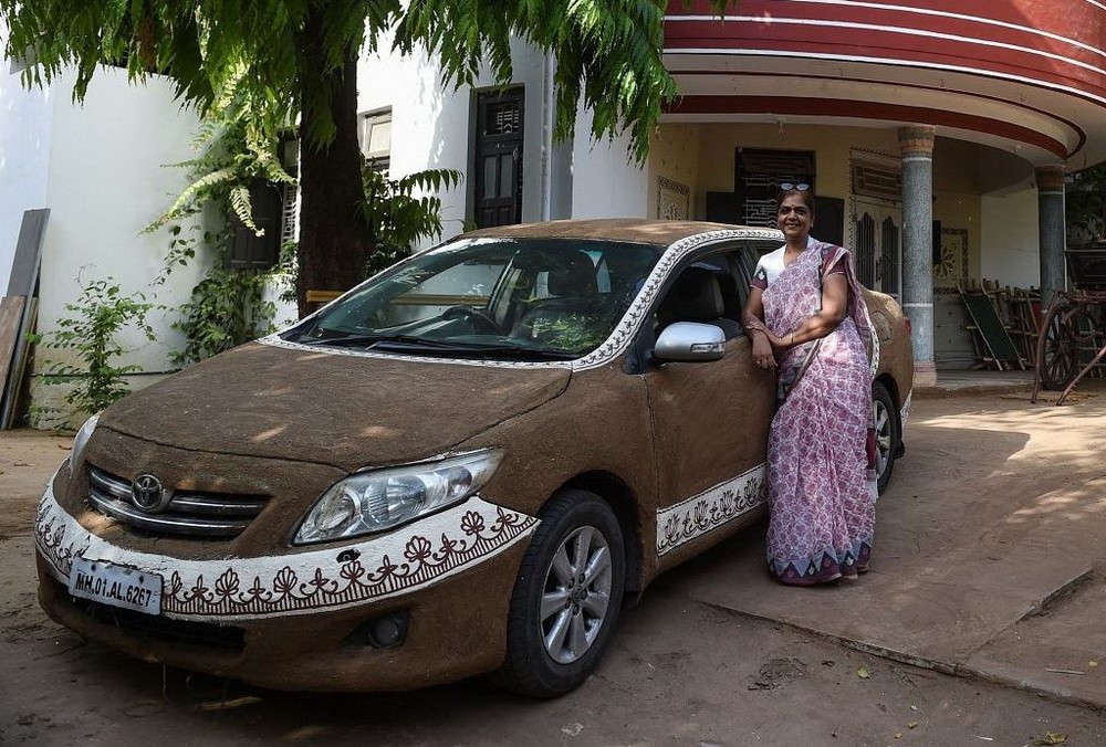 女司機用混有泥的牛糞塗滿了自己汽車的車身。（圖源：互聯網）