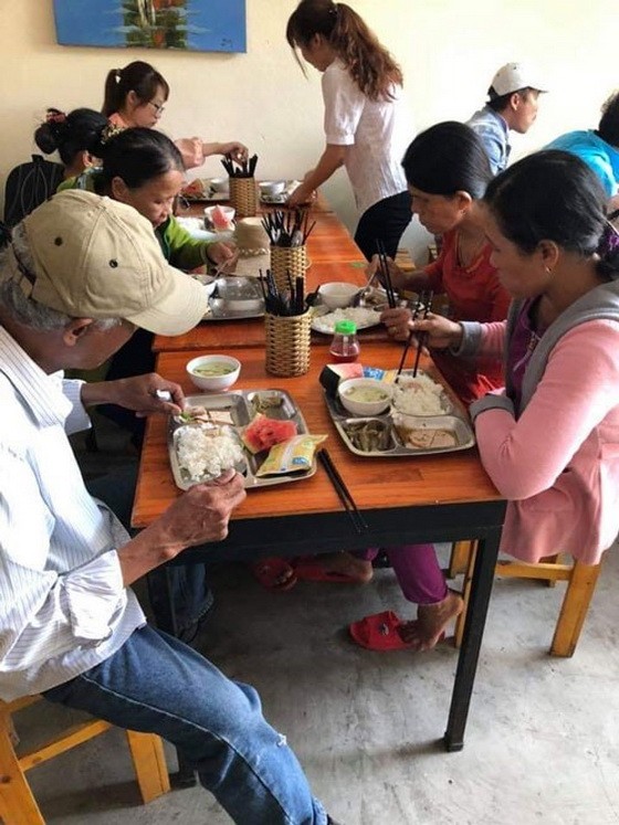 不少家境貧困者經常到「峴港笑靨」飯館用餐。