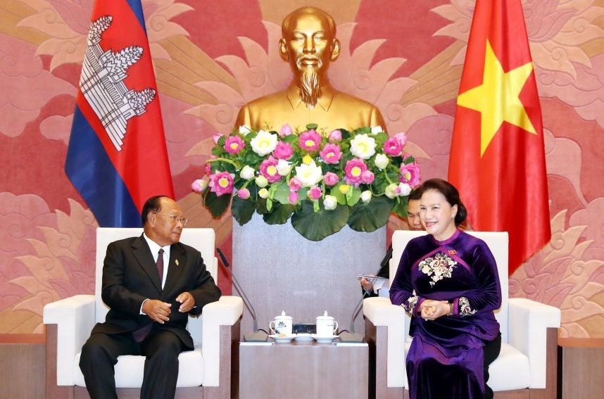 國會主席阮氏金銀(右)與柬埔寨王國國會主席韓桑林舉行會談。（圖源：越通社）