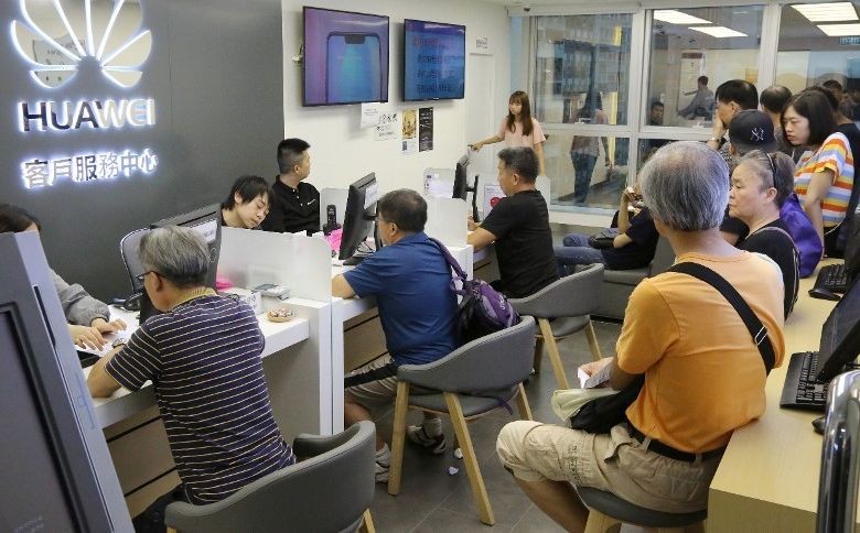 香港客戶在華為客戶服務中心查詢或維修手機。（圖源：互聯網）