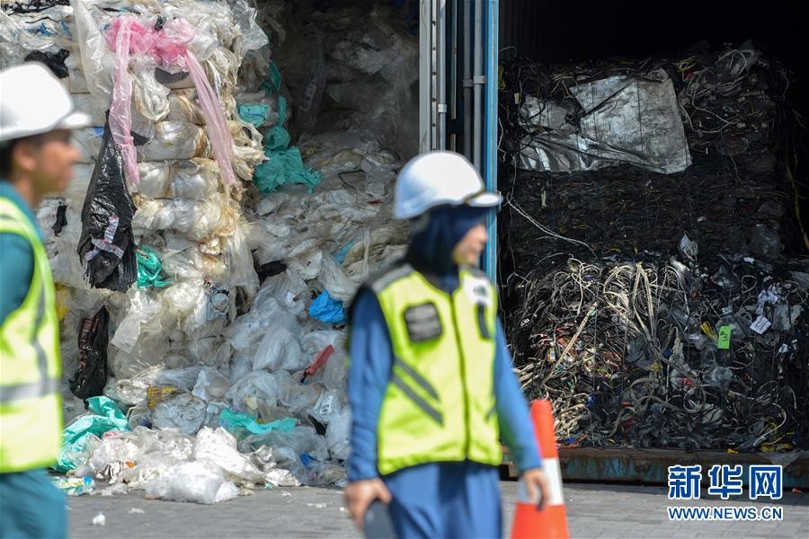 馬來西亞政府28日表示，來自日本、美國、加拿大、澳大利亞等至少7個國家的塑料垃圾涉嫌非法進口，將退回共計3300噸。（圖源：新華社）
