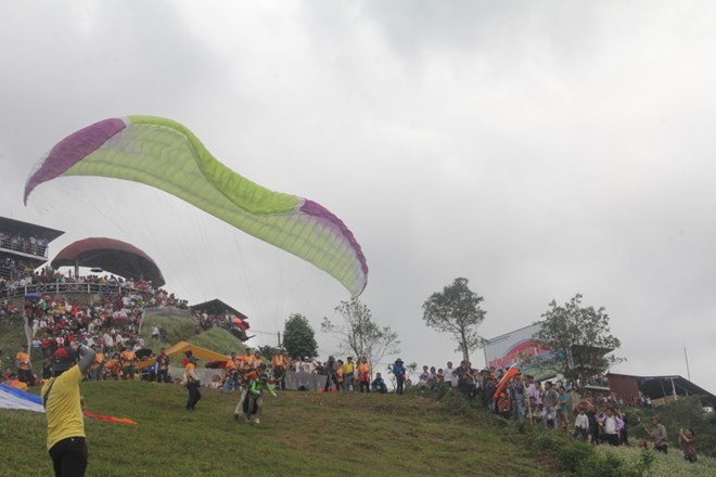 “在放水梯田上飛翔” 滑翔傘節活動。（圖源：互聯網）