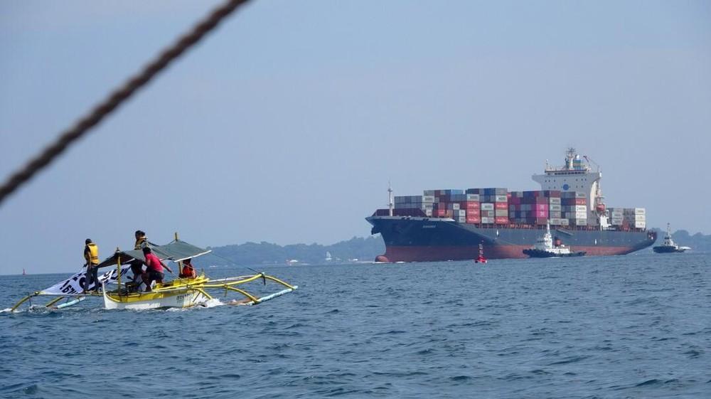 5月31日清晨，一艘加拿大政府派遣的貨船將6年前堆放在菲律賓的69箱垃圾運出菲北部蘇比克灣自由港。（圖源：互聯網）