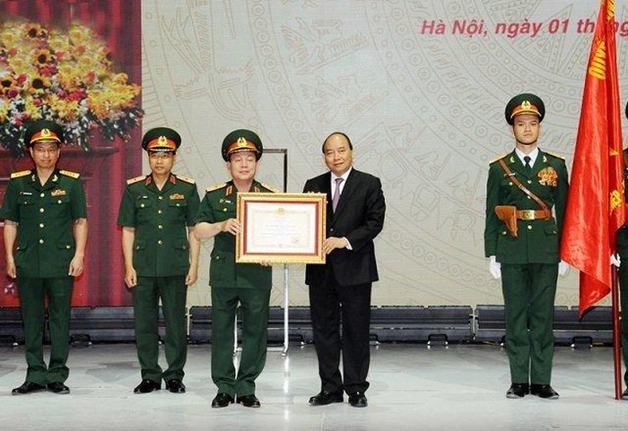 政府總理阮春福(右三)代表黨和國家領導向Viettel集團頒授一等獨立勳章。（圖源：光孝）