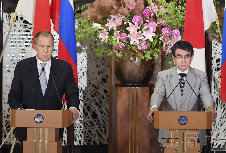 俄外長拉夫羅夫（左）與日本外相河野太郎（右）出席聯合記者會。（圖源：共同社）