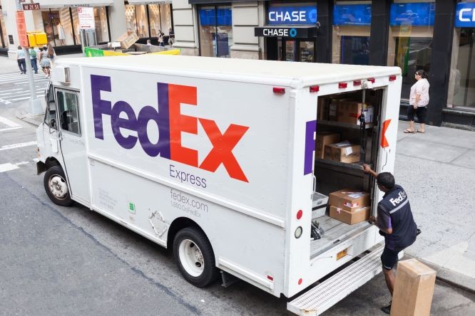 一名聯邦快遞員工正在裝運郵件。（圖源：互聯網）