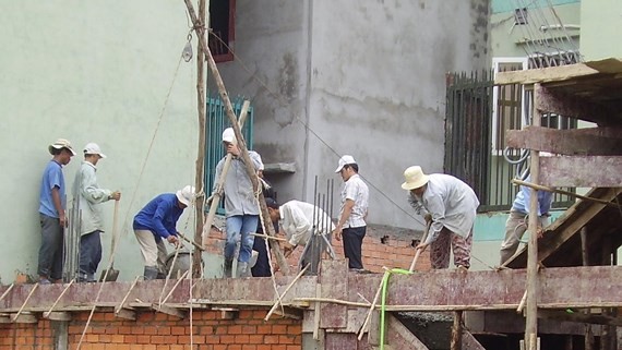 建築工程高但腳手架簡陋，勞工也沒有勞動保護工具。