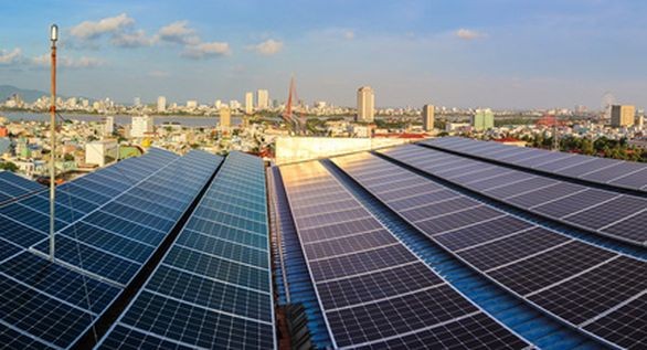 圖為峴港市的一戶市民在屋頂上安裝的太陽能系統。（圖源：C.P.C）