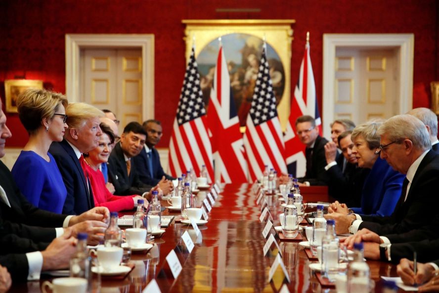 美國總統特朗普訪英第二日同英首相共進商務早餐。（圖源：AP）