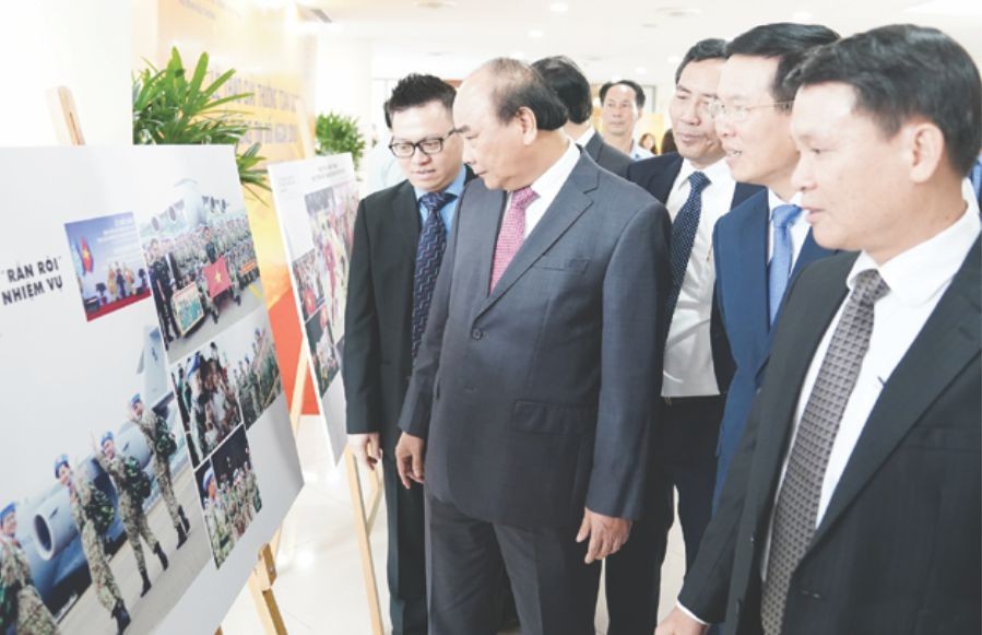 阮春福總理參觀對外通訊 圖片展。（圖源：互聯網）